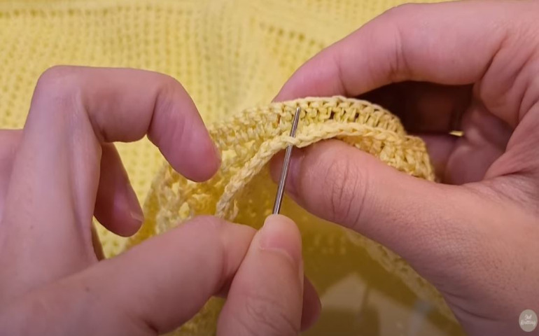 編み方４．脇の部分を縫い合わせる