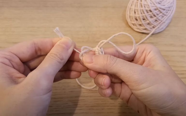 ３．編み始めの糸を絞って引き抜き編み